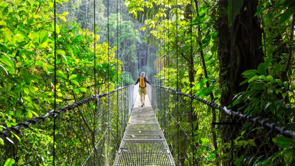 Besten Reiseziele nach Monaten - Eine Frau in Costa Rica auf einer Brücke.