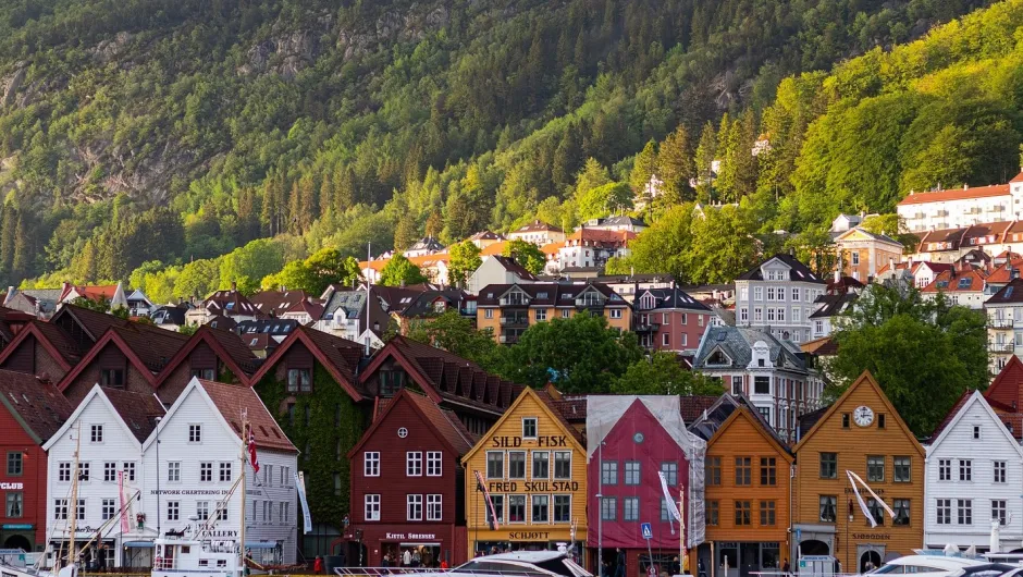 Beste Reisezeit Norwegen - Hütten im Bergen.