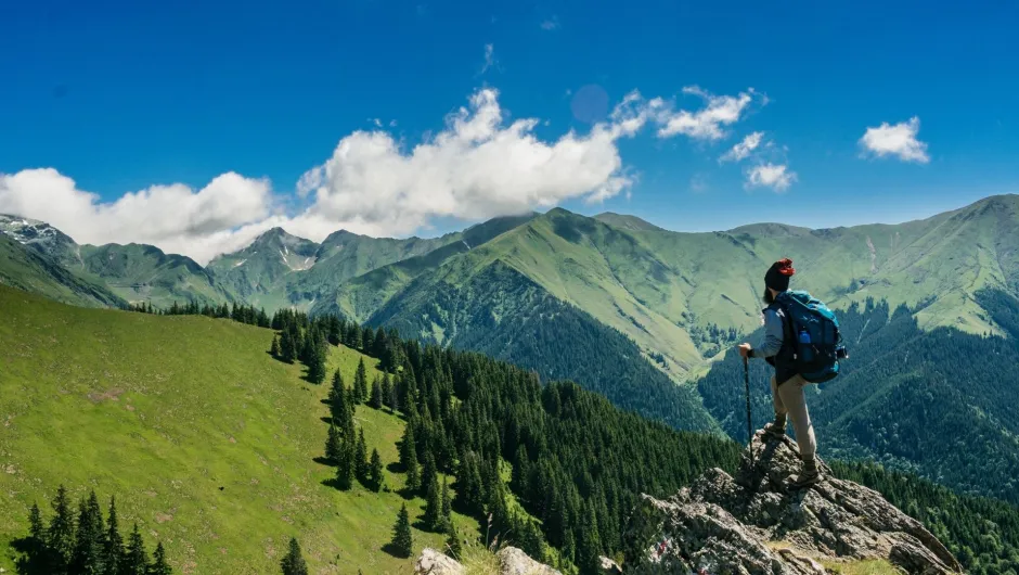 Beste Reiseziele September - Ein Mann sitzt während seiner Rumänien Reise in der Landschaft