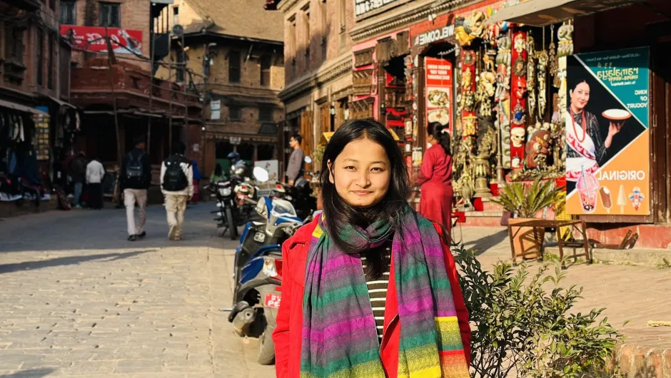 Samikshya auf der Straße in Nepal.