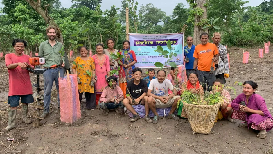 Community Plantation Project - Gruppenfoto von Einheimischen.