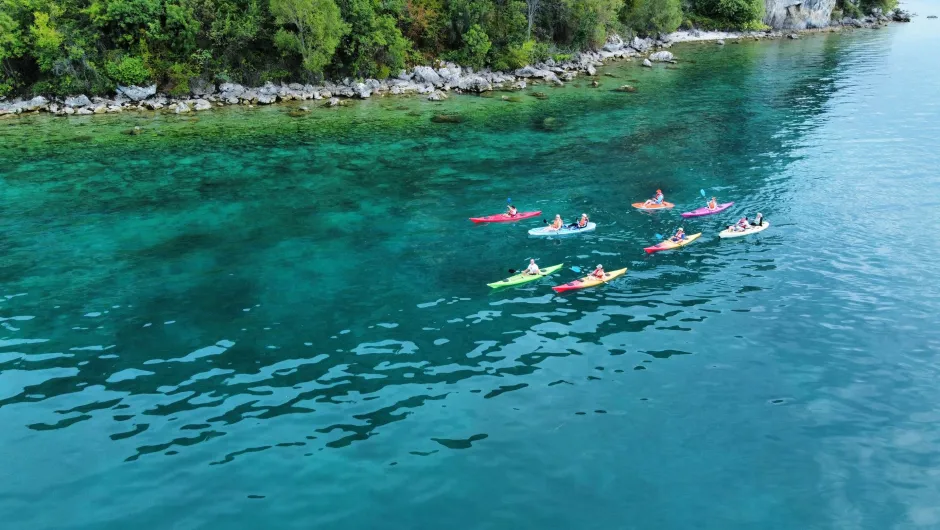 Inspiration Nordmazedonien - Kajakfahren auf kristallklarem Wasser.