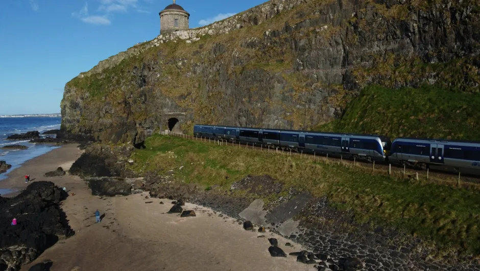 Kustlijn van ierland met trein. 