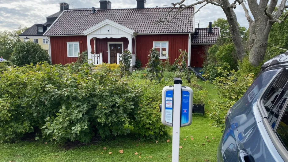 Elektroauto an einer Ladestation in Schweden.