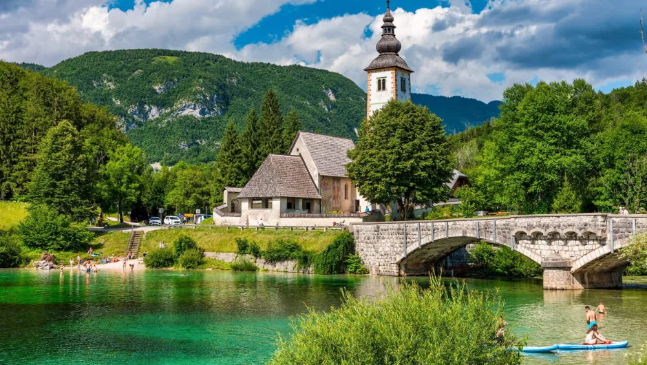 Slowenien Urlaub mit Kindern - Luftaufnahme des Bohinjer Sees in den Julischen Alpen.