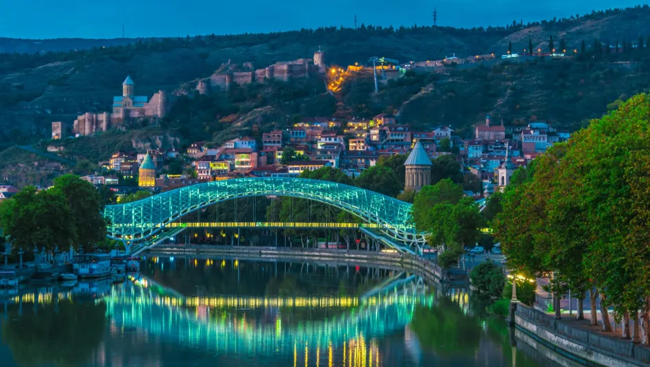 Beleuchtete Brücke bei Nacht.