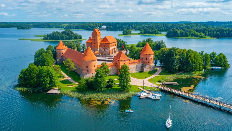 Baltikum Beste Reisezeit - Luftaufnahme auf ein großes Schloss.