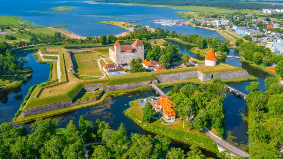 Baltikum reisen, Luftaufnahme auf dem Kuressaare Schloss inmitten einer Insel, Estland.