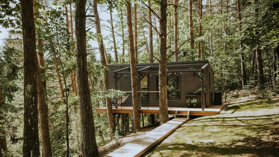 Hotel im Baltikum, Glamping im Wald.