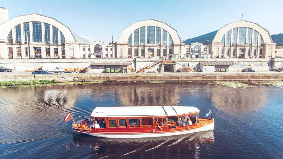 Luftaufnahme auf einem Fluss in Riga, Lettland mit einem Boattour.