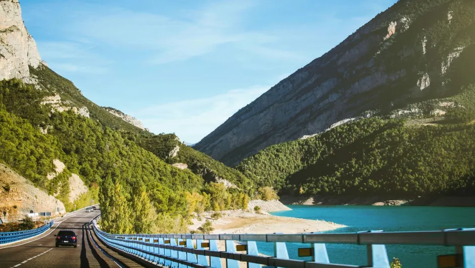 Spanien Road Trip Street mountains lake.