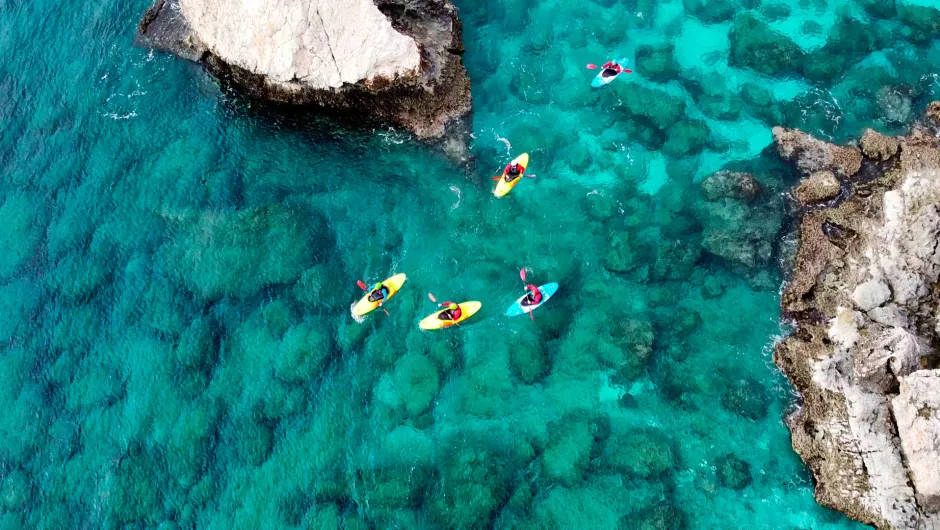 5 Gründe für einen Familienurlaub auf Zypern, Kayak auf Aiya Napa Insel, Zypern.