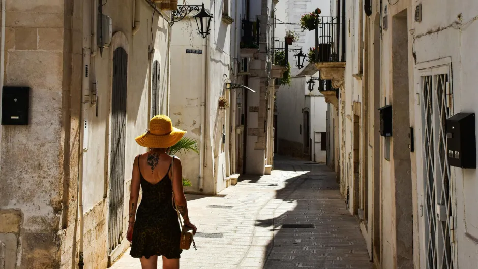 Frau in den Gassen von Apulien, Italien.