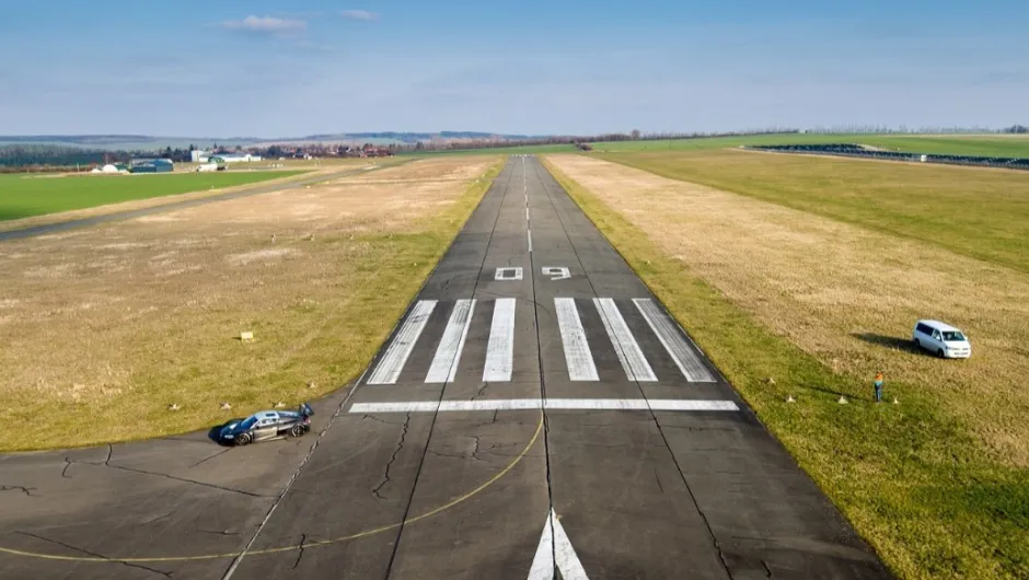 Luftaufnahme einer Landebahn auf einem Flugplatz.