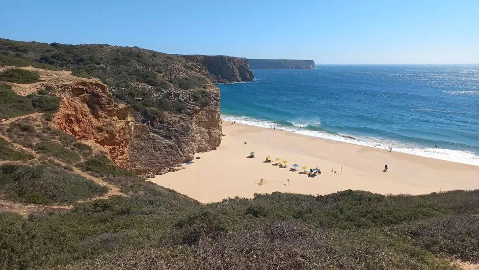 Reisspecialist Portugal Mónica - Rots kust met klein strand. 