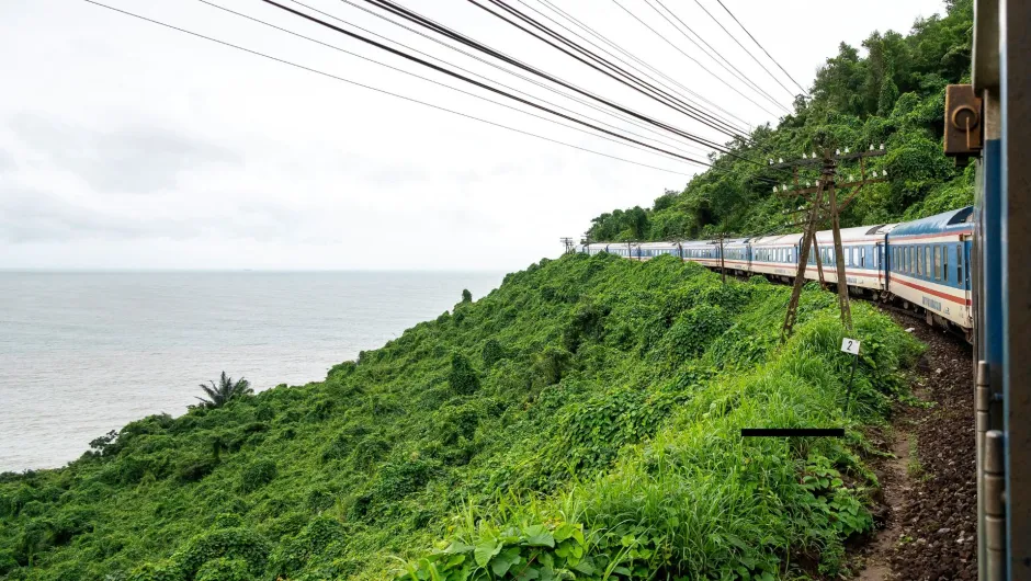 Entdecke tolle Landschaften auf deiner Reise durch Vietnam mit dem Zug.