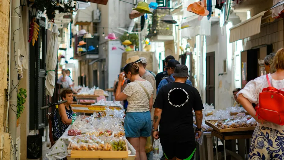 Menschen am Markt in den Gassen von Apulien.