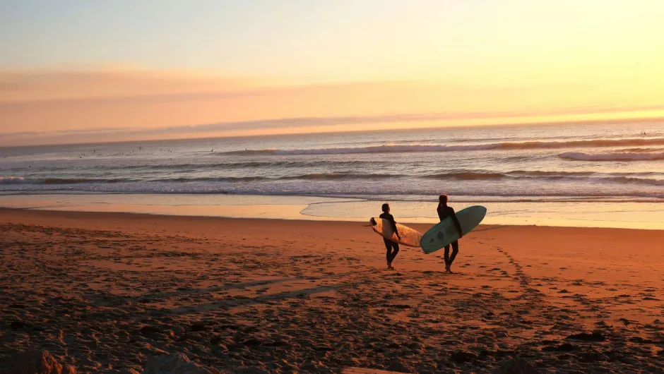 Strand mit zwei Surfer.