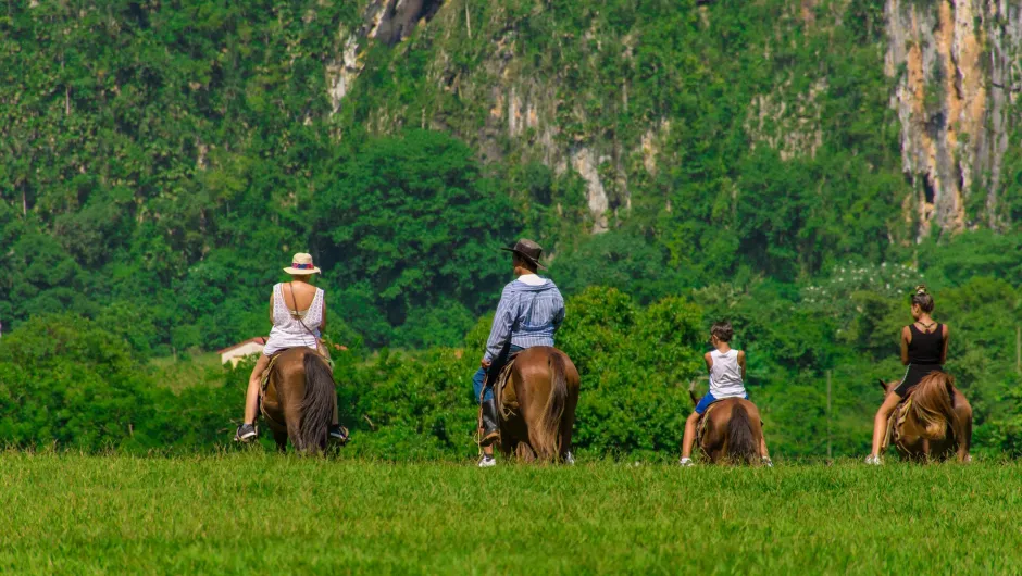 Kuba mit Kindern, reiten auf Bergen Vinales.