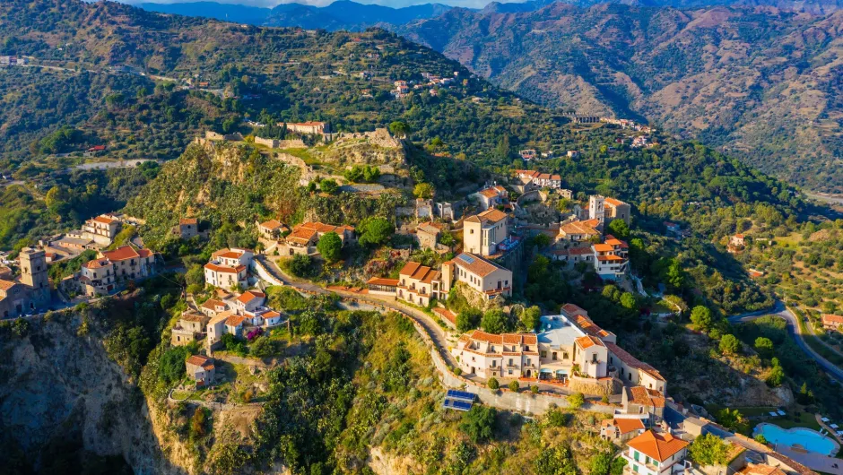 Mietwagen Rundreise durch Sizilien, Dorf auf Bergen auf Sizilien.