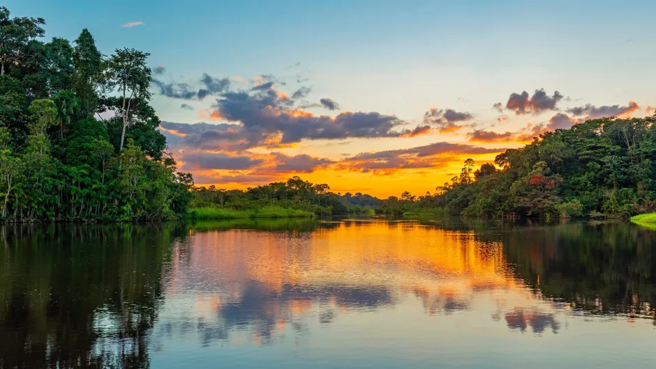 Authentische Suriname Rundreise. Sonnenuntergang in Suriname.