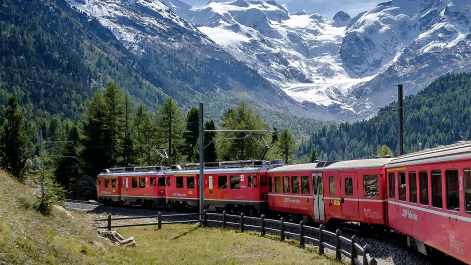 Mit dem Zug durch die Landschaft von Europa.