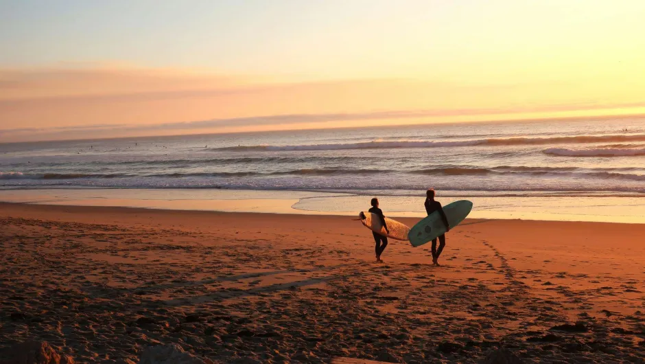 Strand mit zwei Surfer.