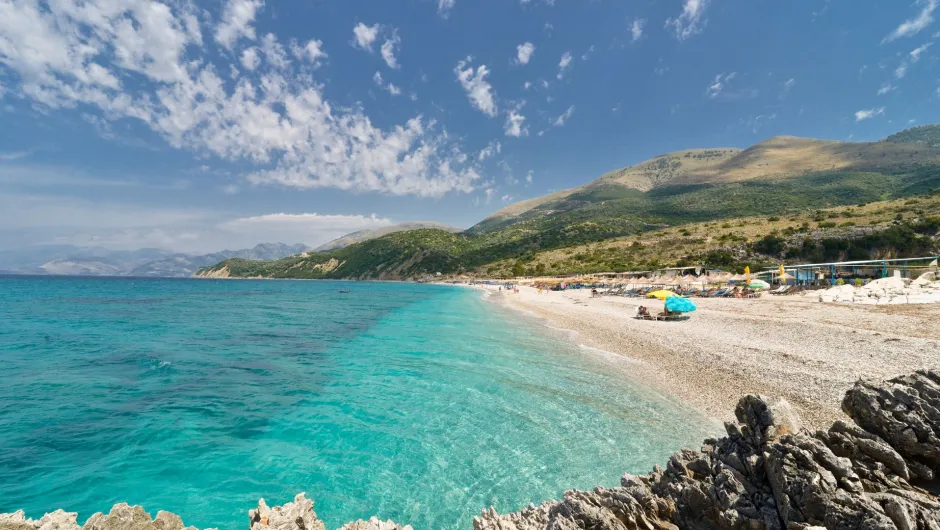 Albanien mit Kindern. Am Strand in Albanien.