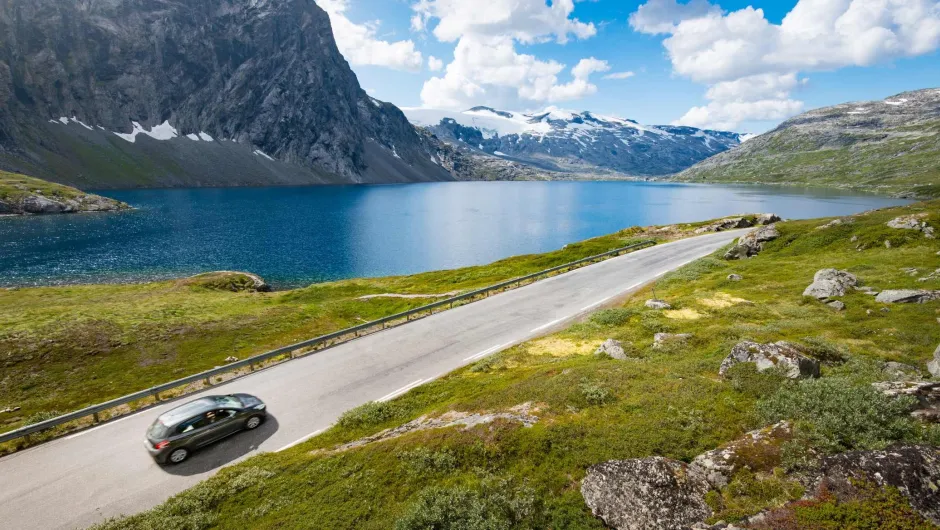 Autofahrt mit einen schönen Aussicht von Bergen und See.