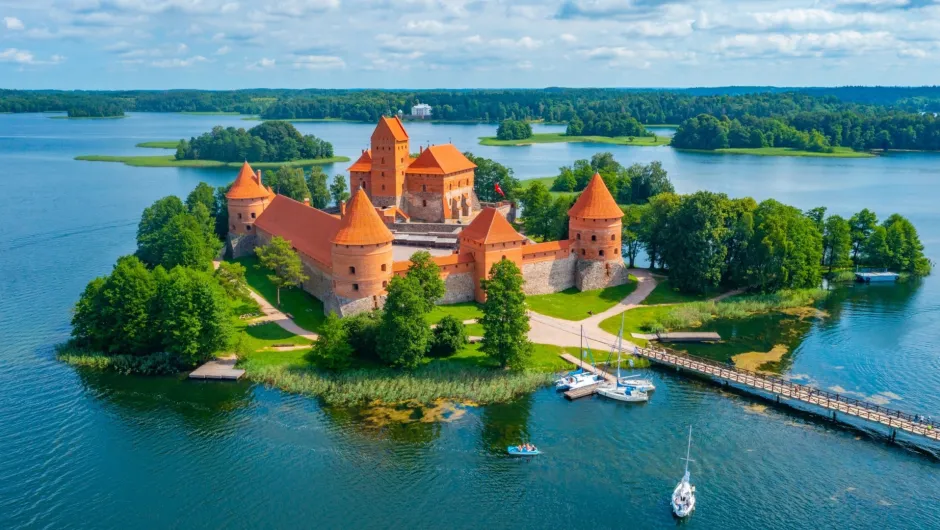 Beste Reisezeit Baltikum - Luftaufnahme auf ein großes Schloss.