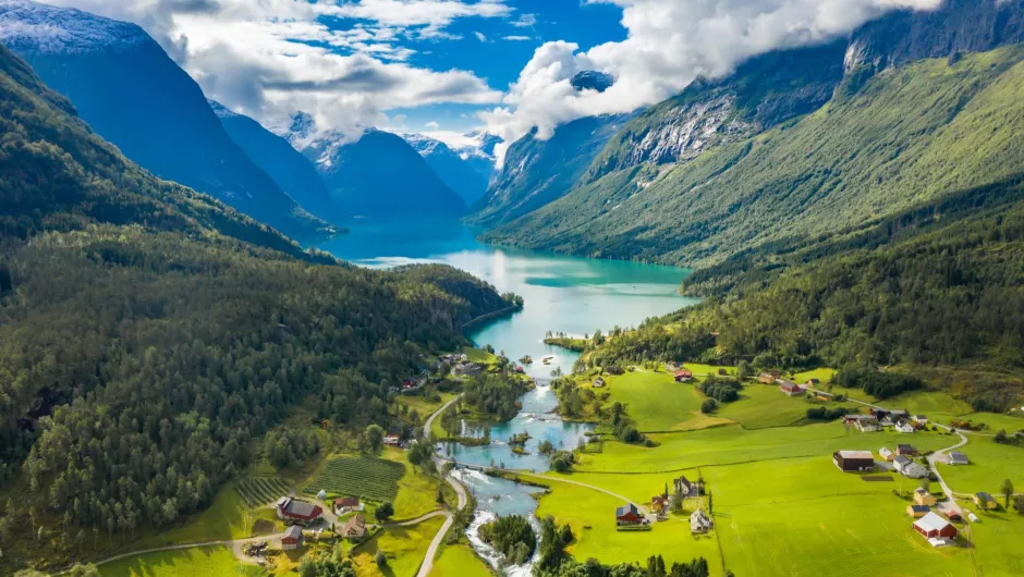 Thailand Landschaft mit grüne Felder und versteute Häuser.