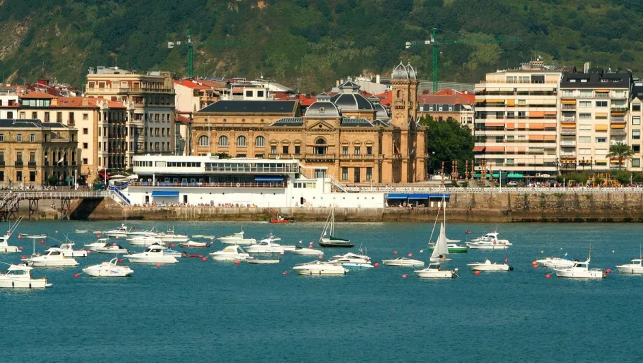 Spanische Küstenstadt, viele boote.