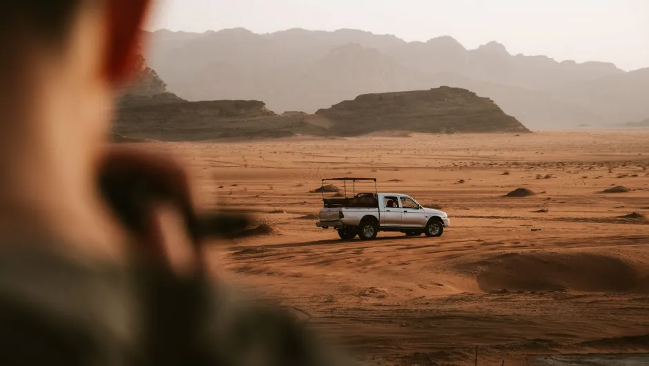 Informationen über Jordanien: Auto in der Wüste.