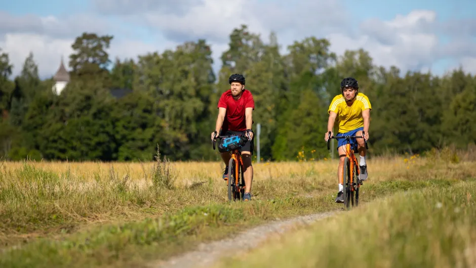 Radreise durch Finnland. Zwei Fahrradfahrer auf der Skandinavien Rundreise durch Finnland.