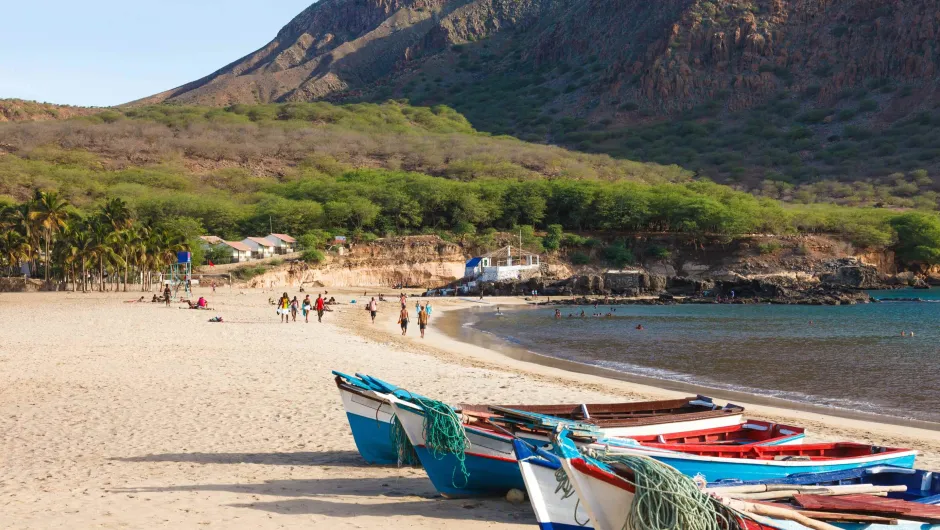 Vissersbootjes op het Tarrafal strand in Kaapverdië.