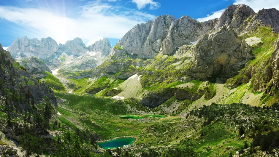 Wanderreise Albanien. Luftaufnahme in den Alpen.