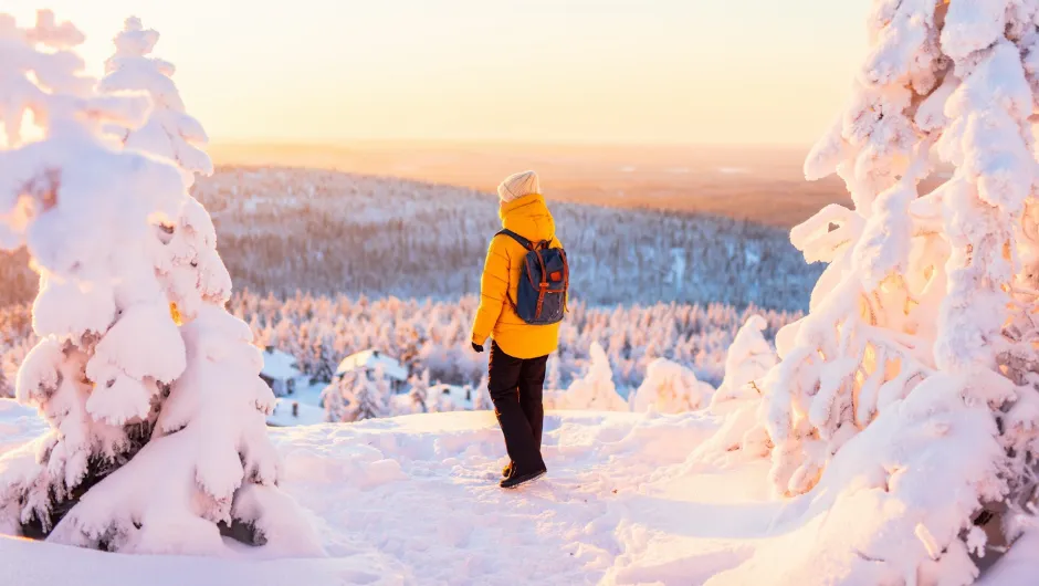 Winterurlaub in Finnland. Ein Wanderer auf den Schneebergen in Finnland.