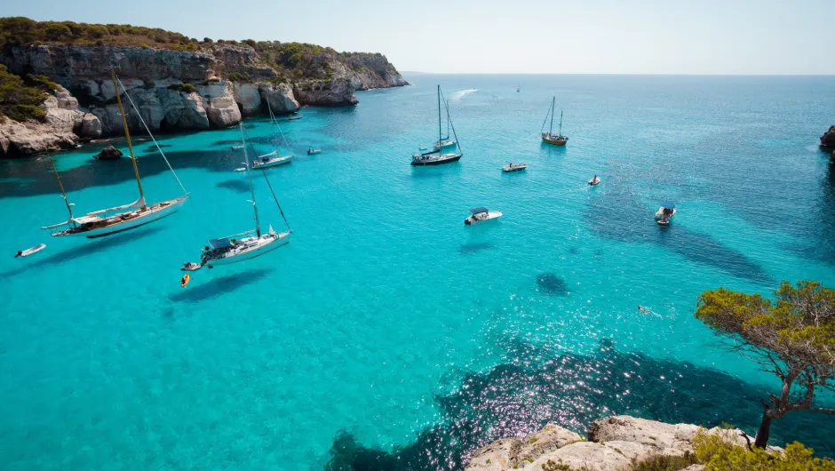 Spanische Küstenstadt, viele boote.