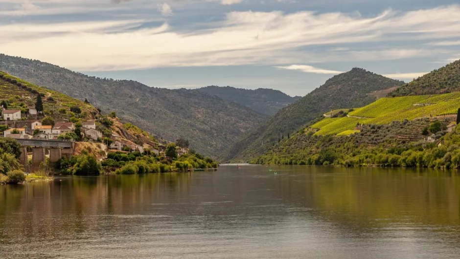 Douro See umgeben mit Bergen.