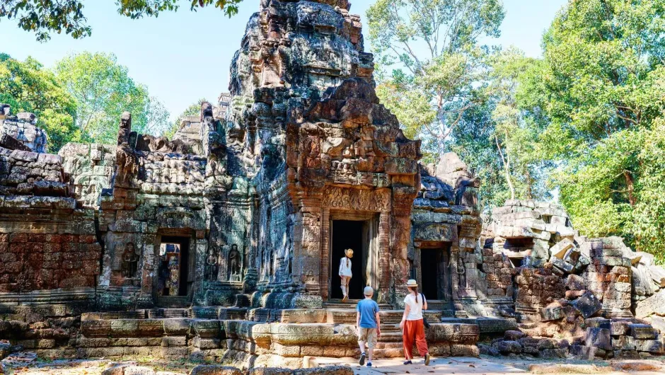 Familie besucht den alten Ta Som-Tempel im archäologischen Gebiet von Angkor in Kambodscha.