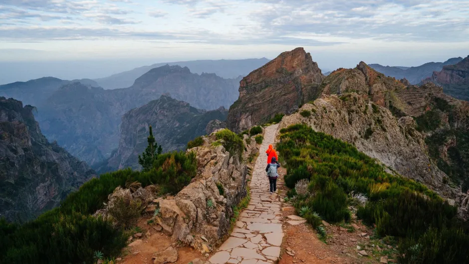 Ein atemberaubender Wanderweg auf Madeira: Der PR1 – Vereda do Areeiro führt bei strahlendem Sommerwetter über den Wolken vom Pico do Arieiro zum Pico Ruivo.