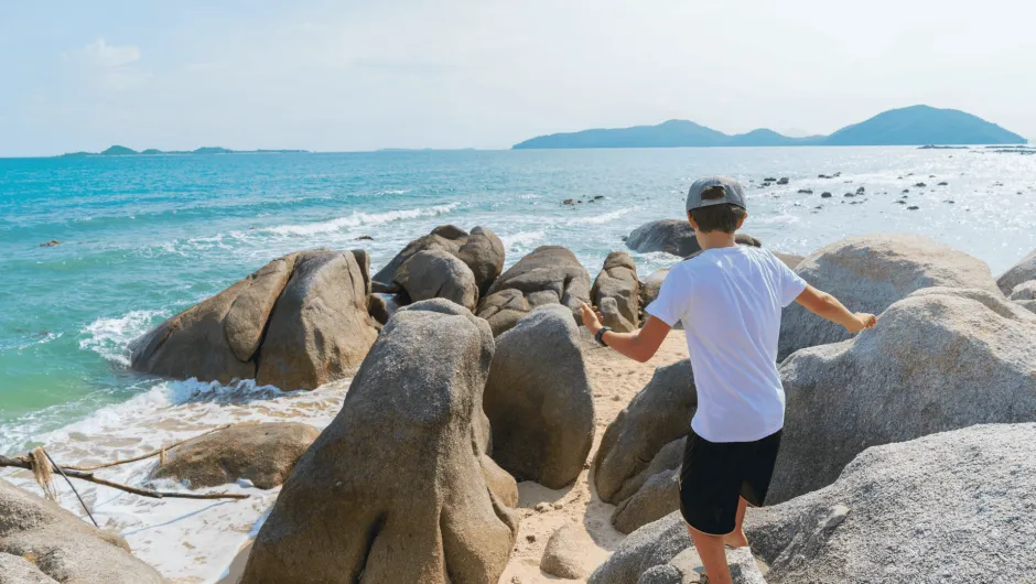 Thailand mit Kindern: Kind am Strand bei Koh Samui.