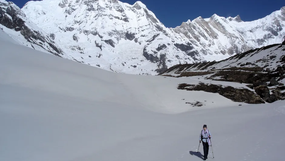 Eine Frau wandert zum Annapurna Base Camp in Nepal.