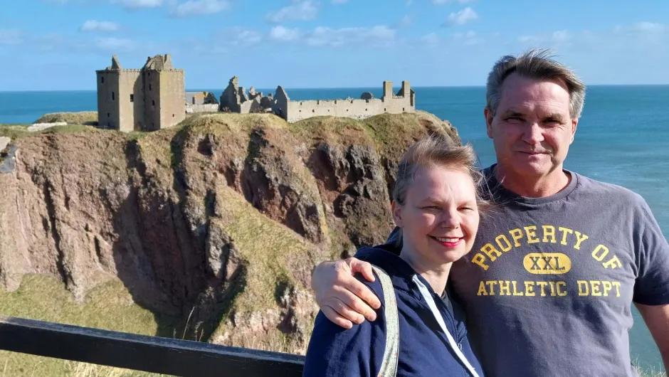 Schotland specialisten Henk en Bianca voor een klif met kasteel.