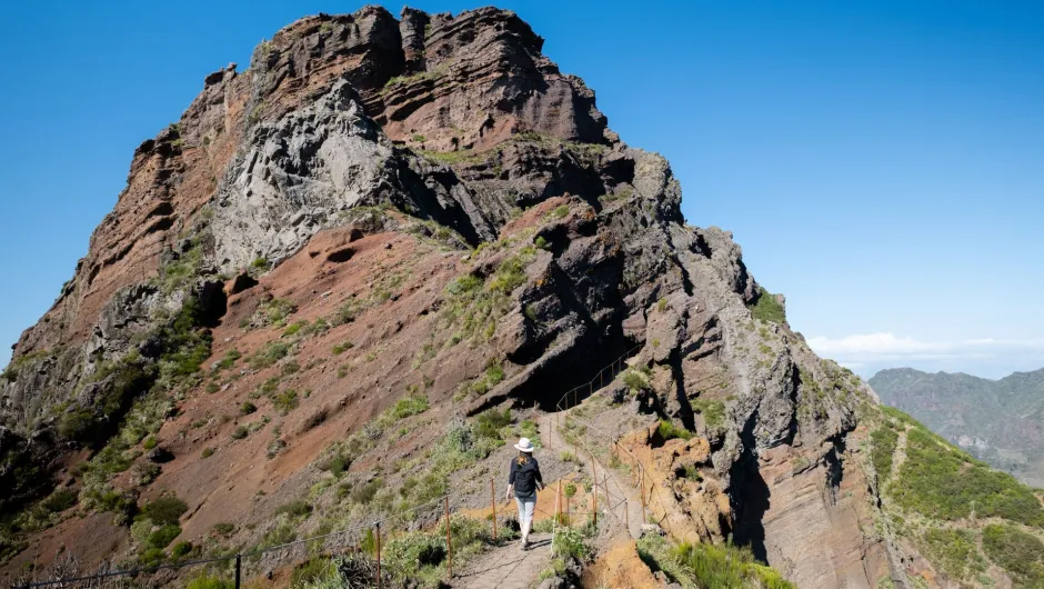 Eine Frau, die einen Berg besteigt.