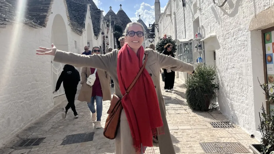 Apulien Reiseexpertin Livia mit ausgebreiteten Armen und Sonnebrille.