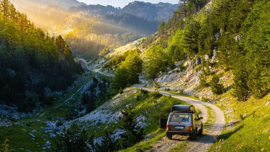 Ein Auto, das durch die wunderschöne Landschaft Montenegros fährt.