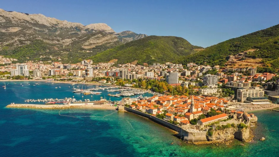 Budva in Montenegro mit Altstadt, Yachthafen und Bergkulisse.