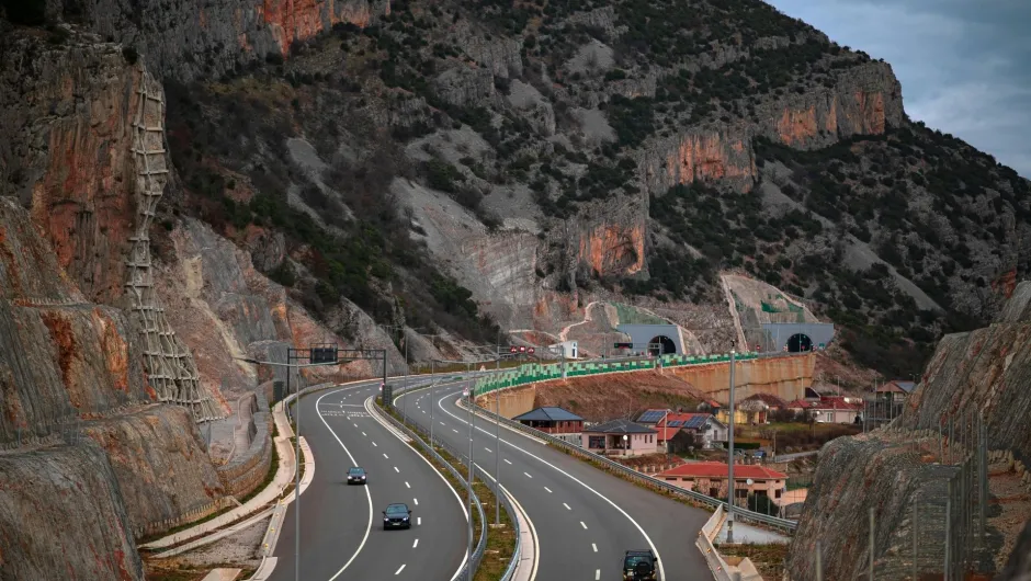 Moderne Autobahn durchquert Montenegros Berge und führt in Tunnel zwischen steilen Felswänden.