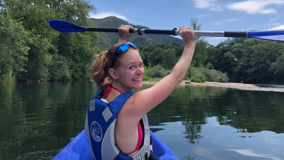 Unsere Spanien Reiseexpertin Debora beim Kayak fahren in Nord Spanien.